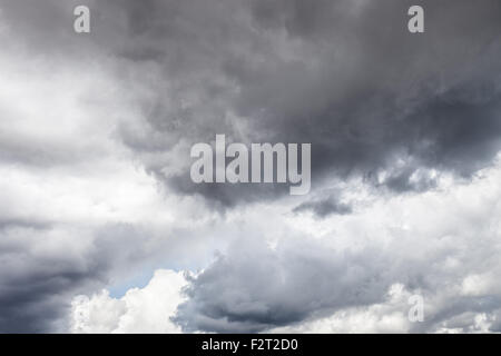 Dunkle ominösen graue Gewitterwolken - dramatischen Himmel. Stockfoto