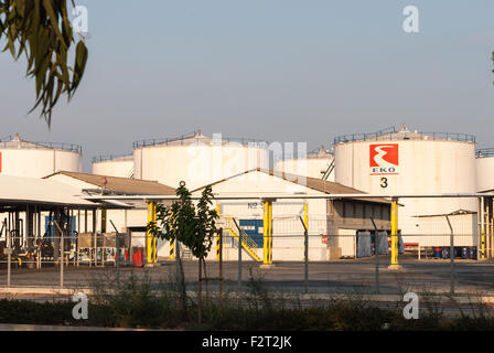 Blick auf die Lagerung von Benzin behält sich auf Dhekelia Road in Larnaca. Petrolina Erdöl. Zypern. Stockfoto