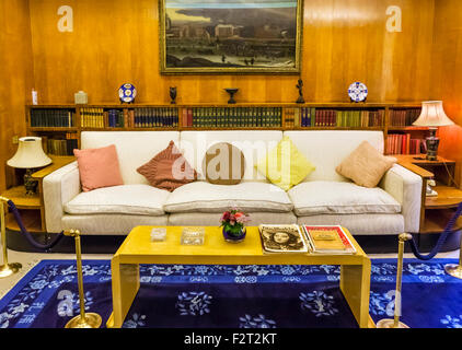 Sofa im Boudoir in Eltham Palace, das ehemalige Haus von Stephen und Virginia Courtauld, Eltham, London, England, UK Stockfoto