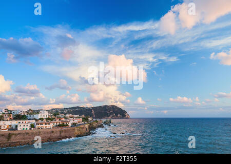 Küstenlandschaft von Forio, Stadt auf der Insel Ischia in der Metropole Neapel, Italien Stockfoto