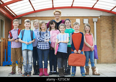 Porträt der Lehrer mit den Schülern auf Spielplatz Stockfoto