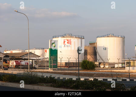 Blick auf die Lagerung von Benzin behält sich auf Dhekelia Road in Larnaca. Petrolina Erdöl. Zypern. Stockfoto