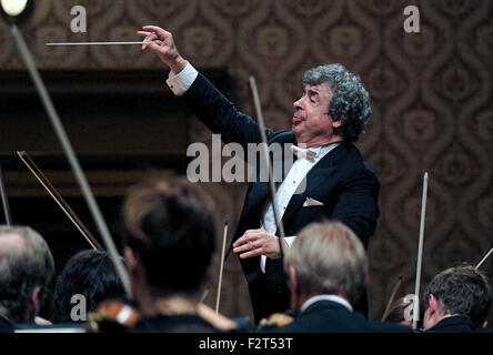 Prag, Tschechische Republik. 23. Sep, 2015. Russischer Dirigent Semyon Bychkov führt mit der Tschechischen Philharmonie im Rahmen des Dvorak Prag Festival in Prag, Tschechische Republik, 23. September 2015. © Katerina Sulova/CTK Foto/Alamy Live-Nachrichten Stockfoto