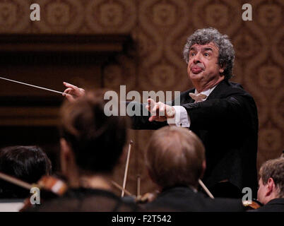 Prag, Tschechische Republik. 23. Sep, 2015. Russischer Dirigent Semyon Bychkov führt mit der Tschechischen Philharmonie im Rahmen des Dvorak Prag Festival in Prag, Tschechische Republik, 23. September 2015. © Katerina Sulova/CTK Foto/Alamy Live-Nachrichten Stockfoto