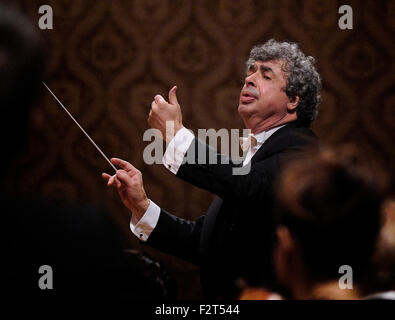 Prag, Tschechische Republik. 23. Sep, 2015. Russischer Dirigent Semyon Bychkov führt mit der Tschechischen Philharmonie im Rahmen des Dvorak Prag Festival in Prag, Tschechische Republik, 23. September 2015. © Katerina Sulova/CTK Foto/Alamy Live-Nachrichten Stockfoto