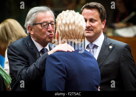 Jean-Claude Juncker, der Präsident der Europäischen Kommission (L) Lithuanian President Dalia Grybauskaite (C) und der luxemburgische Premierminister Xavier Bettel vor dem Start einen Sondergipfel der EU auf die aktuelle Krise Migration und Flüchtlinge, Brüssel, Belgien am 23.09.2015 von Wiktor Dabkowski Stockfoto