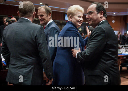 Donald Tusk, der Präsident des Europäischen Rates (L), die litauische Staatspräsidentin Dalia Grybauskaite und French President Francois Holland (R) vor dem Start einen Sondergipfel der EU auf die aktuelle Krise Migration und Flüchtlinge, Brüssel, Belgien am 23.09.2015 von Wiktor Dabkowski Stockfoto