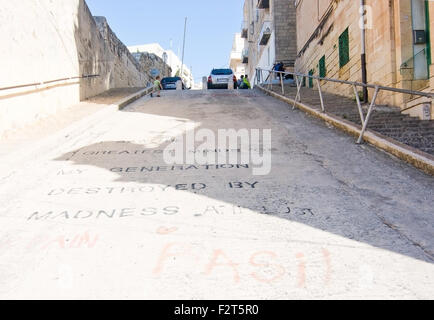 Kleiner Junge in Stadtstraße mit Text "Ich sah die besten Köpfe meiner Generation zerstört vom Wahnsinn an einem sonnigen Sommertag". Stockfoto