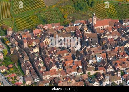 Frankreich, Haut Rhin (68), Weine Straße, Dorf von Riquewihr, klassifiziert die meisten französisches schönes Dorf (Luftbild) / / Haut Rhin Stockfoto