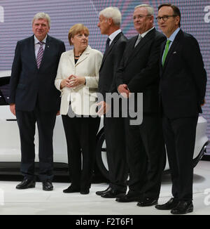 Frankfurt. 17. Sep, 2015. Foto aufgenommen am 17. September 2015 zeigt CEO der Volkswagen Group Martin Winterkorn(2nd R) Teilnahme an einer Veranstaltung während der Tag der Eröffnung der IAA in Frankfurt, Deutschland. CEO der Volkswagen Group Martin Winterkorn am Mittwoch seinen Rücktritt angekündigt, wie das Unternehmen in eine Emissionen Skandal gefangen ist. © Luo Huanhuan/Xinhua/Alamy Live-Nachrichten Stockfoto