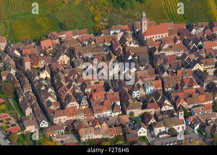 Frankreich, Haut Rhin (68), Weine Straße, Dorf von Riquewihr, klassifiziert die meisten französisches schönes Dorf (Luftbild) / / Haut Rhin Stockfoto