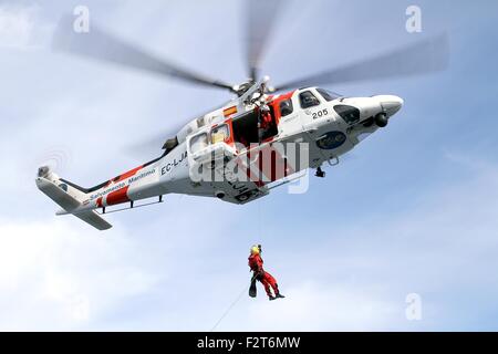 Spanisch Seerettung Helikopter-Training Stockfoto