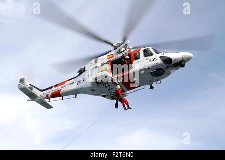 Spanisch Seerettung Helikopter-Training Stockfoto