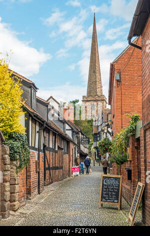 Church Lane in Ledbury Herefordshire Kirchturm zeigt. Stockfoto