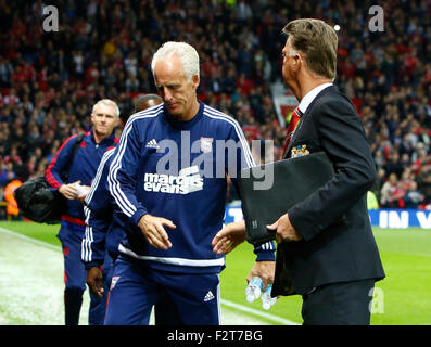 Manchester, UK. 23. Sep, 2015. Capital One Cup. Manchester United gegen Ipswich. Manchester United-Trainer Louis van Gaal (rechts) begrüßt Ipswich Town Manager Mick McCarthy vor dem Spiel. Bildnachweis: Aktion Plus Sport/Alamy Live-Nachrichten Stockfoto