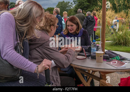 Der BBCs "Antiques Roadshow" in Trentham Gardens, Stoke on Trent, Staffordshire, England. Stockfoto