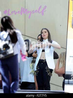 Schauspielerin Hailee Steinfeld, die Dreharbeiten zu ihrem Musik-Video für "LoveMyself" in der Innenstadt von Los Angeles aus ihrem ersten Album.  Die Schauspielerin war zu sehen, verbringt Zeit mit neuen Freund am Set unter Selfies zwischen dauert.  Mitwirkende: Hailee Steinfeld wo: Los Angeles, California, Vereinigte Staaten von Amerika bei: 22. Juli 2015 Stockfoto