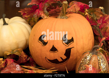 Bemalten Kürbis Gesicht mit Zucker Kürbisse und Lig Kerze für eine Halloweendekoration einrichten Stockfoto