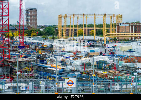 Bauarbeiten am neuen Wohnungen und die Gastanks durch Imperial Wharf Bahnhof in Chelsea, London Stockfoto