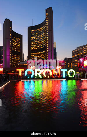 Rathaus und Nathan Phillips Square am Abend, Toronto, Kanada Stockfoto