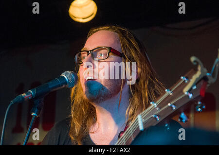 Sänger, Schauspieler, Songwriter und Musiker Tim Minchin führt in der legendären 100 Club in London mit einem reinen Musik-set Stockfoto