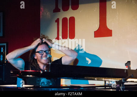 Sänger, Schauspieler, Songwriter und Musiker Tim Minchin führt in der legendären 100 Club in London mit einem reinen Musik-set Stockfoto