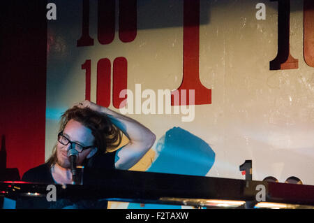 Sänger, Schauspieler, Songwriter und Musiker Tim Minchin führt in der legendären 100 Club in London mit einem reinen Musik-set Stockfoto