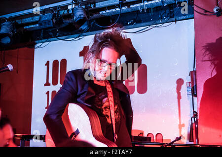 Sänger, Schauspieler, Songwriter und Musiker Tim Minchin führt in der legendären 100 Club in London mit einem reinen Musik-set Stockfoto