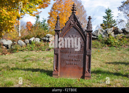 Grabstein am alten Friedhof auf Millen Pond Road in Washington, New-Hampshire USA während der Herbstmonate. Stockfoto