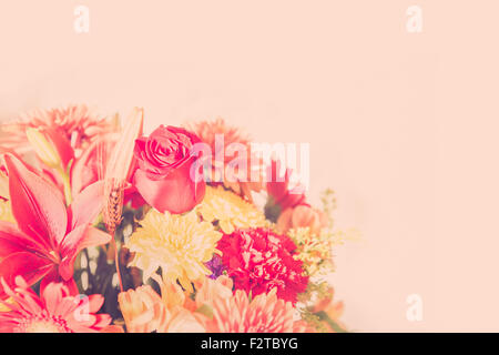 Schöner Blumenstrauß vor Hintergrund mit Textfreiraum Stockfoto