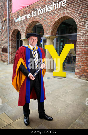 Sir Gary Verity mit seiner Ehrenpromotion in Betriebswirtschaft von der Universität Leeds Beckett Stockfoto