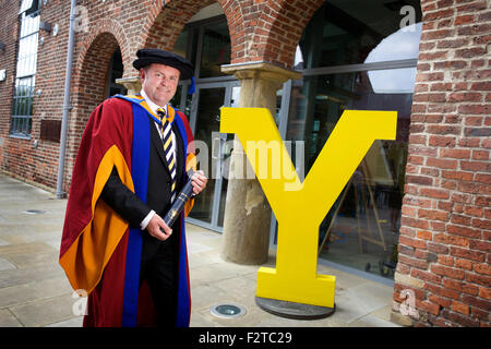 Sir Gary Verity mit seiner Ehrenpromotion in Betriebswirtschaft von der Universität Leeds Beckett Stockfoto