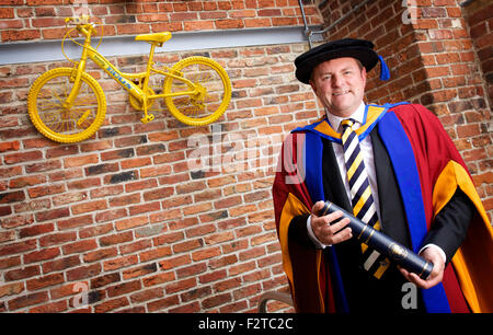 Sir Gary Verity mit seiner Ehrenpromotion in Betriebswirtschaft von der Universität Leeds Beckett Stockfoto