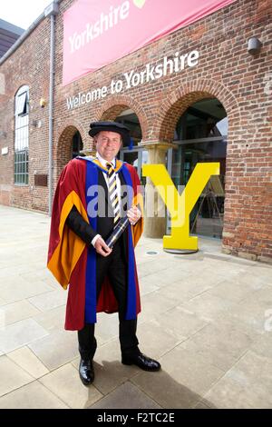 Sir Gary Verity mit seiner Ehrenpromotion in Betriebswirtschaft von der Universität Leeds Beckett Stockfoto