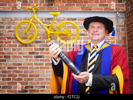 Sir Gary Verity mit seiner Ehrenpromotion in Betriebswirtschaft von der Universität Leeds Beckett Stockfoto