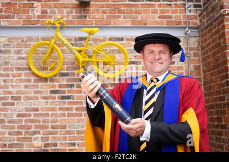 Sir Gary Verity mit seiner Ehrenpromotion in Betriebswirtschaft von der Universität Leeds Beckett Stockfoto