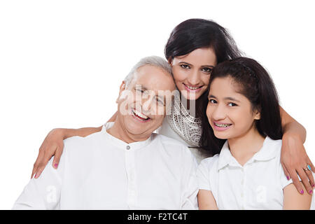 3 indische Mutter Großvater und Enkelin sitzen sofa Stockfoto