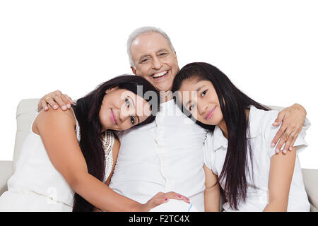 3 indische Mutter Großvater und Enkelin sitzen sofa Stockfoto