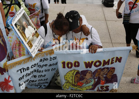 Washington, District Of Columbia, USA. 22. Sep, 2015. Zwei Frauen-Stopp durch die Basilika in DC, wo der Papst eine Messe 100 Frauen anbieten werden, ging 100 Meilen von Pennsylvania nach Washington, D.C., mit einer Friedensbotschaft an den Papst würde zu Einwanderern. © Oliver Contreras/ZUMA Draht/Alamy Live-Nachrichten Stockfoto