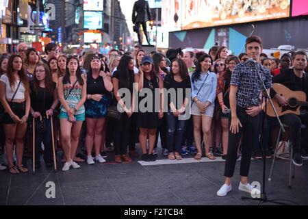 Nathan Sykes Videoaufnahme mit Times Square: Nathan Sykes Where: New York City, New York, USA bei: 23. Juli 2015 Stockfoto