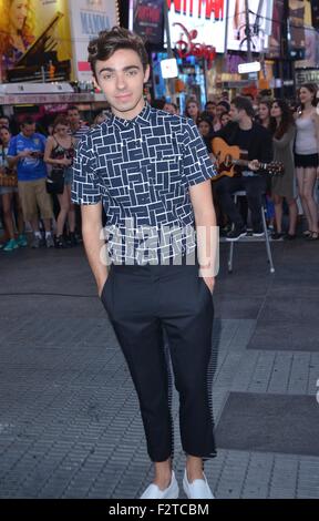 Nathan Sykes Videoaufnahme mit Times Square: Nathan Sykes Where: New York City, New York, USA bei: 23. Juli 2015 Stockfoto