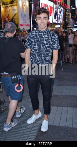 Nathan Sykes Videoaufnahme mit Times Square: Nathan Sykes Where: New York City, New York, USA bei: 23. Juli 2015 Stockfoto