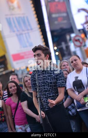 Nathan Sykes Videoaufnahme mit Times Square: Nathan Sykes Where: New York City, New York, USA bei: 23. Juli 2015 Stockfoto