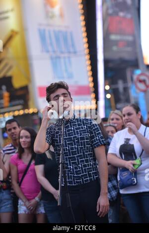 Nathan Sykes Videoaufnahme mit Times Square: Nathan Sykes Where: New York City, New York, USA bei: 23. Juli 2015 Stockfoto