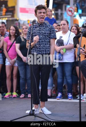 Nathan Sykes Videoaufnahme mit Times Square: Nathan Sykes Where: New York City, New York, USA bei: 23. Juli 2015 Stockfoto