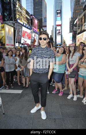 Nathan Sykes Videoaufnahme mit Times Square: Nathan Sykes Where: New York City, New York, USA bei: 23. Juli 2015 Stockfoto