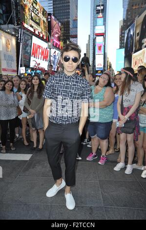 Nathan Sykes Videoaufnahme mit Times Square: Nathan Sykes Where: New York City, New York, USA bei: 23. Juli 2015 Stockfoto