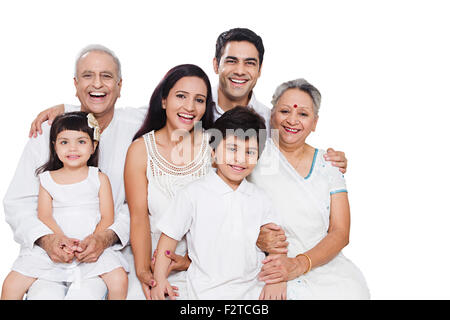 indische Gruppe genießen Sie gemeinsame Familie sitzen Stockfoto