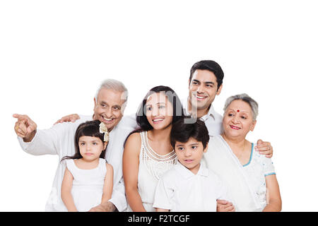 indische Gruppe gemeinsame Familie sitzen Sofa finger deuten anzeigen Stockfoto