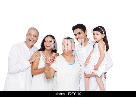 indische Gruppe gemeinsame Familie stehende Fingerzeig anzeigen Stockfoto